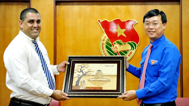 Tăng tình đoàn kết giữa thanh niên Việt Nam - Cuba Bí thư thứ nhất T.Ư Đoàn TNCS Hồ Chí Minh Lê Quốc Phong tặng quà lưu niệm anh Ronald Hidalgo - Bí thư thứ hai T.Ư Đoàn TNCS Cuba. Ảnh: Xuân Tùng.