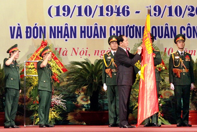 Không để bị động, bất ngờ Chủ tịch nước Trần Đại Quang trao tặng Huân chương Quân công hạng Nhất cho LLVT Thủ đô Hà Nội, sáng 18/10.