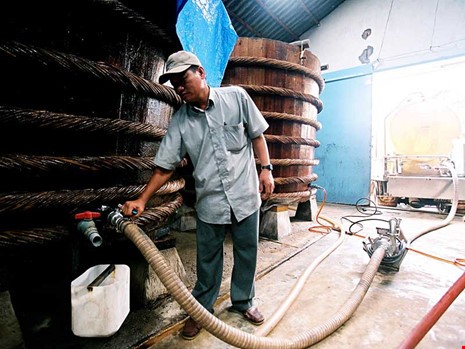 Nước mắm & truyền thông Một cơ sở sản xuất nước mắm truyền thống ở Phú Quốc. Ảnh: Dân Trí