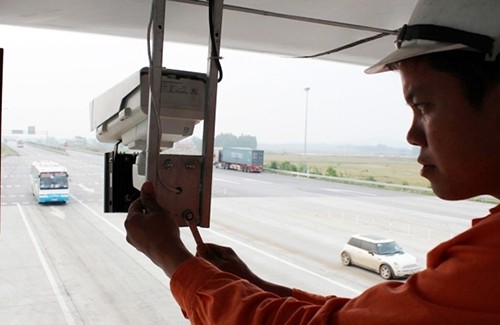 Xử phạt nguội trên cao tốc Nội Bài – Lào Cai từ ngày 3/11 Bắt đầu từ ngày 3/11, các vi phạm về trật tự an toàn giao thông của người điều khiển phương tiện trên tuyến cao tốc Nội Bài - Lào Cai được phát hiện thông qua hệ thống camera. Ảnh: Vnexpress