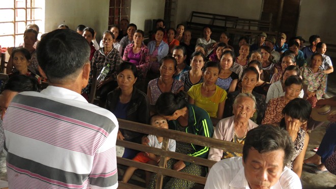 Thu lại tiền cứu trợ là bất đắc dĩ Lãnh đạo thôn Trung Thôn (xã Quảng Trung) họp dân bàn phương án nhận cứu trợ sau “sự cố” xảy ra.