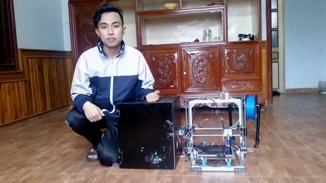 Chàng trai giỏi biến ý tưởng thành sản phẩm Cao Quang Hùng bên sản phẩm Máy tạo mẫu công nghiệp tự chế.