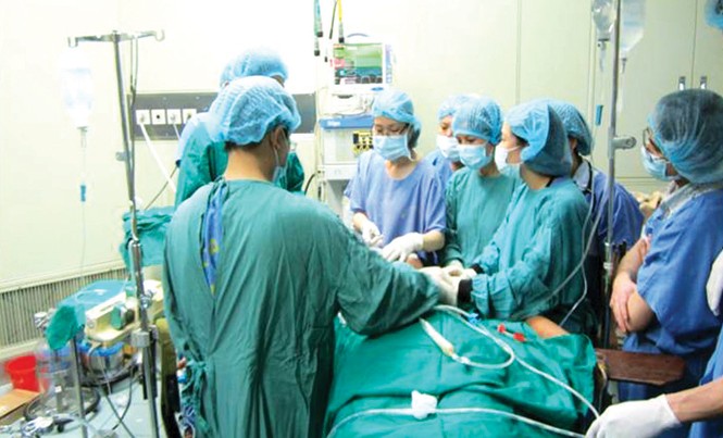 Tiên phong dùng kỹ thuật hiện đại cứu người Các bác sĩ Trung tâm Hô hấp đang thực hiện 1 ca rửa phổi hoàn toàn.