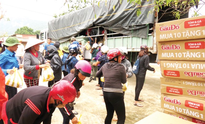 Hậu cứu trợ lũ lụt miền Trung: Sửa đổi Quy định không còn phù hợp Cứu trợ tự phát dẫn đến, xã thì ngồn ngộn hàng cứu trợ, nhưng cũng có xã không có đoàn nào.