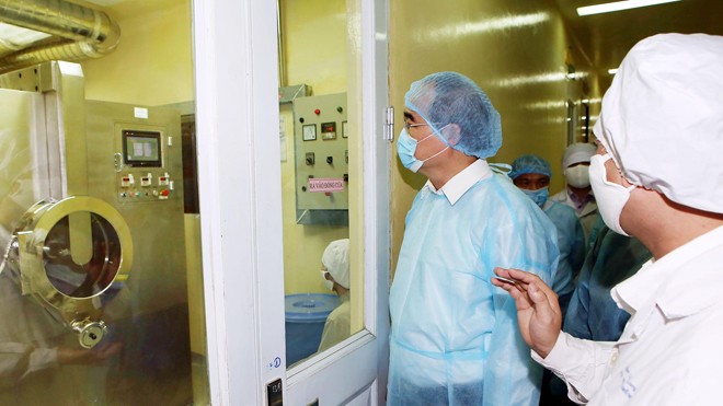Thuốc Việt đáp ứng 50% nhu cầu sử dụng Ông Nguyễn Thiện Nhân kiểm tra, giám sát tại Cty Cổ phần Traphaco. Ảnh: TTXVN.
