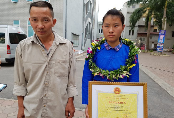 Bộ GD&ĐT đề nghị ĐH Luật Hà Nội tiếp nhận thí sinh 27.5 điểm Đặng Thị Huyền cùng bố tại lễ tuyên dương học sinh dân tộc thiểu số học giỏi năm 2016.