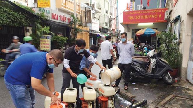 Nguy cơ bùng phát dịch Zika: Dân vẫn thờ ơ Phun hóa chất diệt muỗi tại quận 10, TPHCM. Ảnh: Quốc Ngọc.