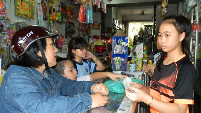 Buôn bán, sản xuất nhỏ lên đời thành doanh nghiệp: Có bình mới rượu cũ? Các hộ kinh doanh sẽ được tư vấn, hỗ trợ khi chuyển đổi lên mô hình doanh nghiệp (Mua bán tấp nập tại nhà sách Phi Vũ, quận 9). Ảnh: Huy Thịnh.