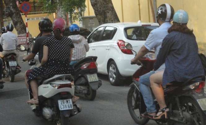 Cản trở giao thông trên phố “vệ tinh” Cản trở giao thông trên phố “vệ tinh”