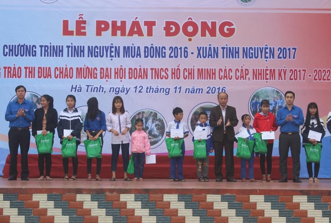 Phát động chương trình tình nguyện Mùa đông 2016 Đ/c Phan Kỳ - Phó Bí thư Tỉnh đoàn, Phó Chủ tịch Thường trực Hội LHTN Việt Nam tỉnh và đ/c Lê Thành Đông - Phó Bí thư Tỉnh đoàn trao quà cho các em học sinh có hoàn cảnh đặc biệt khó khăn vươn lên học giỏi.