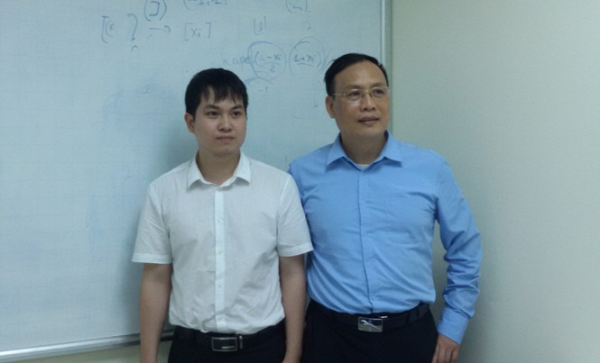 Nghiên cứu sinh 9x với 17 bài báo quốc tế GS. Nguyễn Đình Đức (phải) và Phạm Hồng Công.