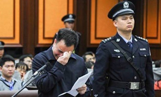Chuyện ăn nhậu của quan tham Trung Quốc Bí thư Quảng Châu Vạn Khánh Lương khóc trước tòa.