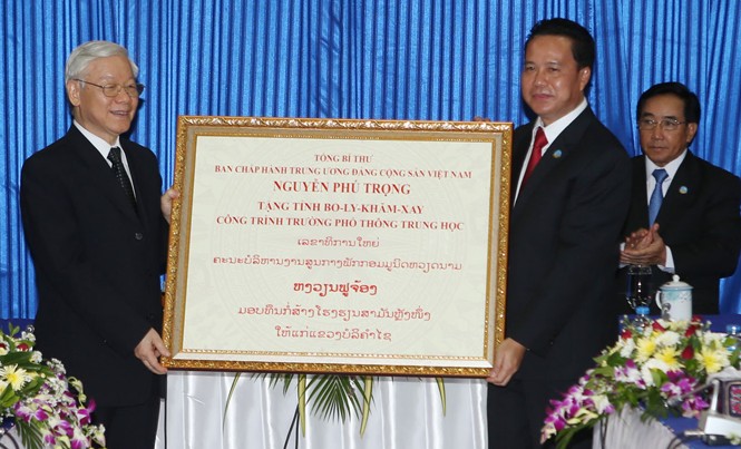 Quan hệ đặc biệt Việt - Lào: Đi vào chiều sâu, chất lượng, hiệu quả hơn Tổng Bí thư Nguyễn Phú Trọng trao tặng tượng trưng công trình trường phổ thông trung học cho tỉnh Bolykhămxay. Ảnh: TTXVN.