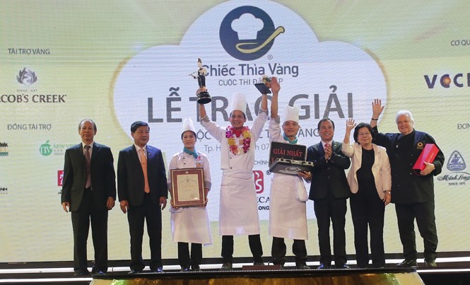 Tôn vinh giá trị văn hóa Việt và sự chuyên nghiệp Ban tổ chức trao giải thưởng chung cuộc Chiếc Thìa Vàng 2016 trị giá 1 tỷ đồng cho đội đầu bếp Khu du lịch Bình Quới 1.