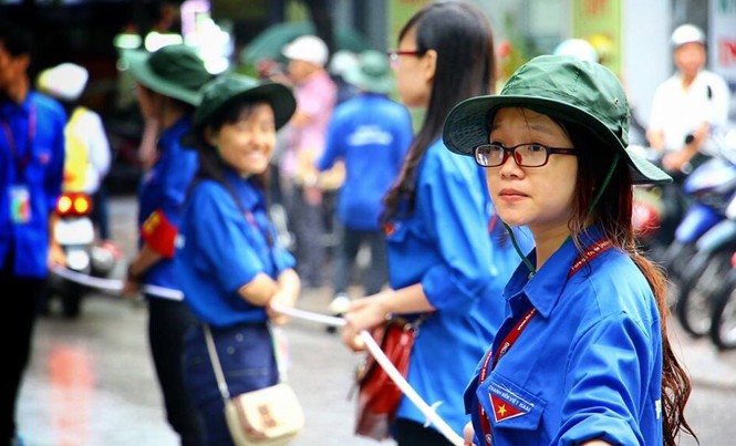 Những đảng viên trẻ xuất sắc Đảng viên trẻ Nguyễn Hà Thu tham gia hoạt động Tiếp sức mùa thi.