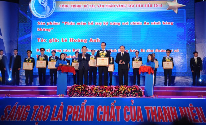 Những sáng tạo đột phá Bí thư T.Ư Đoàn Nguyễn Anh Tuấn (bên trái) tặng phần thưởng cho các tác giả đạt giải Festival “Sáng tạo trẻ” toàn quốc năm 2016. Ảnh: L.T.