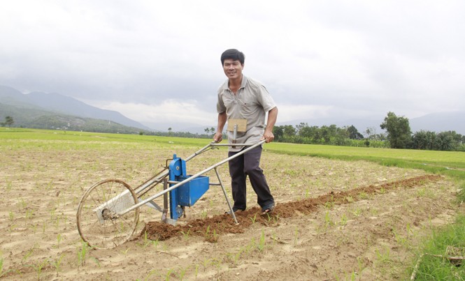 'Kỹ sư chân đất' chế xe gieo đậu Chiếc xe gieo của “kỹ sư chân đất” Lê Đức Tiếp giúp bà con nông dân tiết kiệm công sức, thời gian. Ảnh: Thanh Trần.