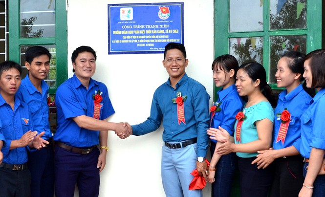Người truyền lửa lên vùng cao Nguyễn Xuân Hùng (người đeo kính) tại lễ khánh thành và bàn giao trường mầm non phân hiệu Bản Giàng (xã Pa Cheo, Bát Xát, Lào Cai).