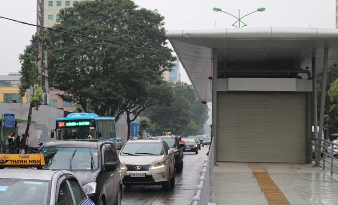 Khi buýt nhanh vận hành: Lo ngại ùn tắc thêm Giao thông thường ùn tắc nên nhiều chuyên gia lo ngại cho tính khả thi của buýt BRT. Ảnh: A. Trọng.