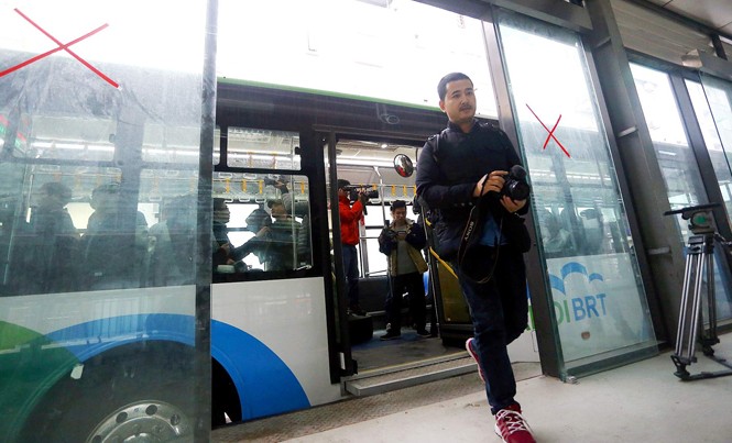 Nhường đường cho xe buýt nhanh: Khó và cần xem lại! Xe buýt nhanh - BRT chạy thử nghiệm trong bãi đỗ Kim Mã sáng qua. Ảnh: Như Ý.