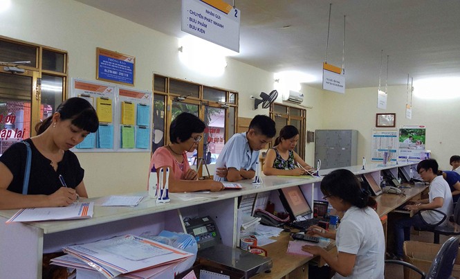 Kỳ vọng ngăn ngừa được tiêu cực Từ 16/12/2016, người dân, doanh nghiệp có thể sử dụng dịch vụ tiếp nhận hồ sơ và trả kết quả giải quyết thủ tục hành chính qua dịch vụ bưu chính công ích. Trong ảnh Bưu điện Việt Nam nhận chuyển phát hồ sơ và lệ phí xét tuyển, hồ sơ đăng ký nguyện vọng họ