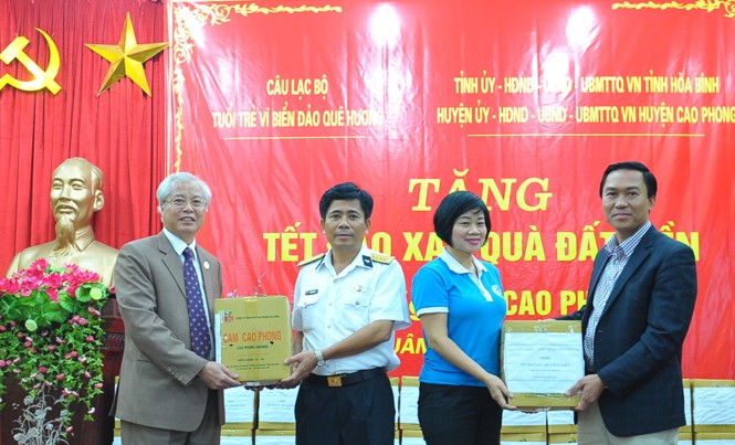 Tết Trường Sa, quà đất liền Đại diện lãnh đạo huyện Cao Phong, tỉnh Hòa Bình trao hai tấn cam tới cán bộ chiến sỹ và nhân dân huyện đảo Trường Sa. Ảnh: Xuân Tùng.