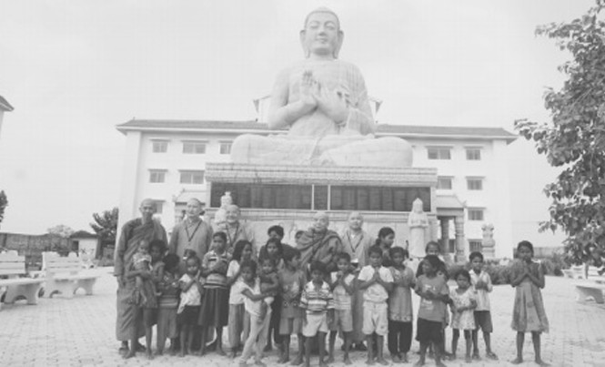 Sư thầy người Việt xây chùa nơi đất Phật Thầy Thích Tường Quang cùng các sư thầy Việt Nam và những đứa trẻ Ấn Độ tại chùa Đại Lộc. Ảnh: L.A.