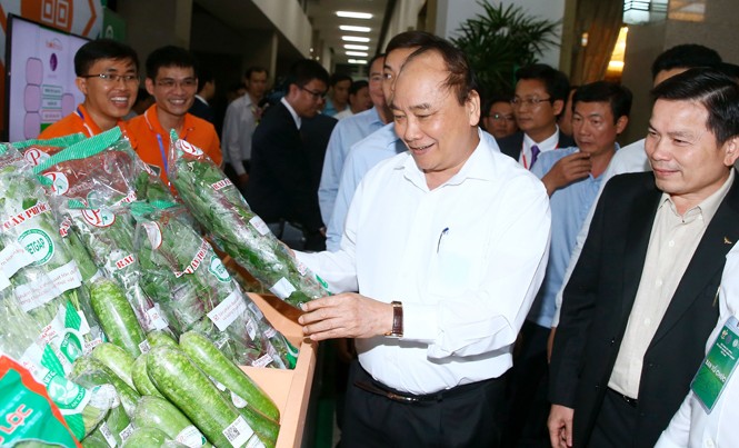 Việt Nam sẽ có tổ hợp nông nghiệp công nghệ cao Thủ tướng Nguyễn Xuân Phúc thăm gian hàng trưng bày tại hội nghị Xây dựng nền công nghiệp, nông nghiệp Việt Nam. Ảnh: TTXVN.