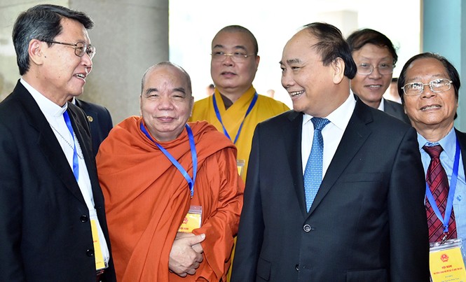 Đảm bảo quyền tự do tín ngưỡng, tôn giáo theo Hiến pháp và pháp luật Thủ tướng Nguyễn Xuân Phúc và các đại biểu, chức sắc, tôn giáo. Ảnh: Quang Hiếu.