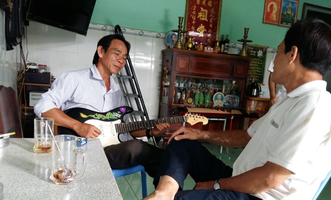 Đờn ca tài tử miệt vườn: Bỏ đờn một ngày là bệnh Anh em yêu bộ môn đờn ca tài tử tới quán ông Bằng tập đàn, hát.