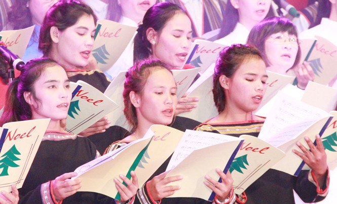 Giáng sinh khắp nơi: Lung linh, bình yên, chia sẻ… Một tiết mục văn nghệ tại Nhà thờ Chính tòa (Giáo xứ Thánh tâm) Đắk Lắk. Ảnh: Tuấn Anh.