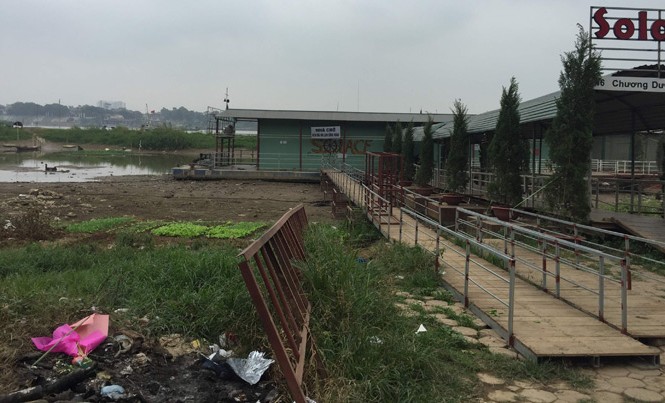 Du lịch sông Hồng mắc cạn Nhếch nhác cầu cảng vào bến Chương Dương.