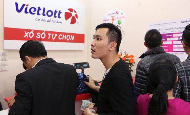 Cần đánh giá toàn diện về Vietlott Khách hàng chọn mua xổ số Vietlott. Ảnh: Như Ý.