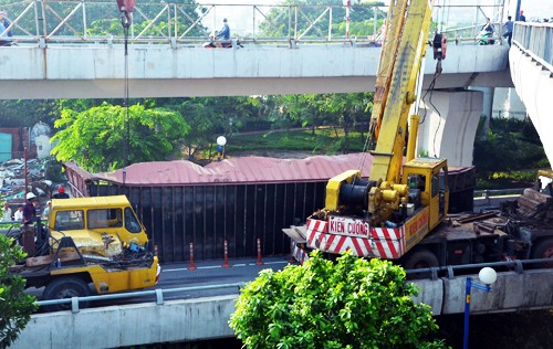 Ám ảnh 'hung thần' container ở Sài Gòn Hiện trường một vụ tai nạn xe container ở Sài Gòn. Ảnh: Vnexpress