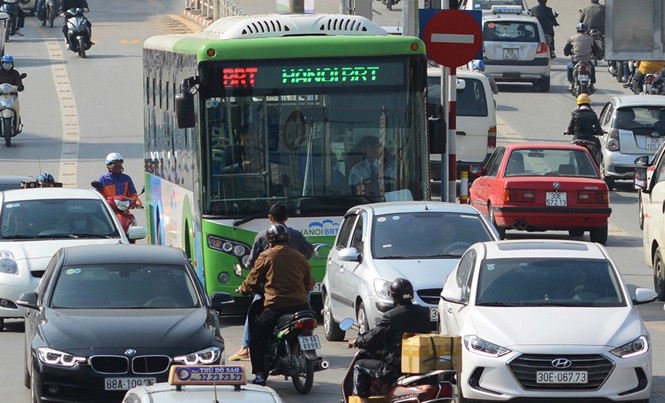 Xe buýt nhanh ngày đầu thử nghiệm: Chạy êm, bị lấn làn BRT trong ngày đầu thí nghiệm.