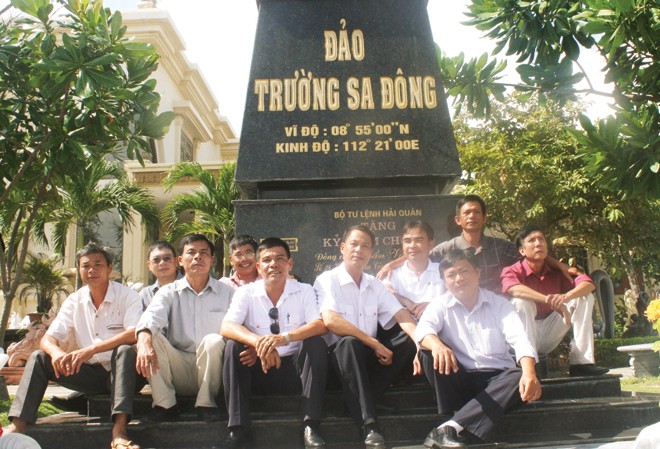 Người Gạc Ma Những cựu binh Trường Sa nhiều thế hệ cùng ngồi bên mô hình cột mốc chủ quyền do anh Trần Văn Xuất làm ngay tại nhà mình. Ảnh Nguyễn Thành.