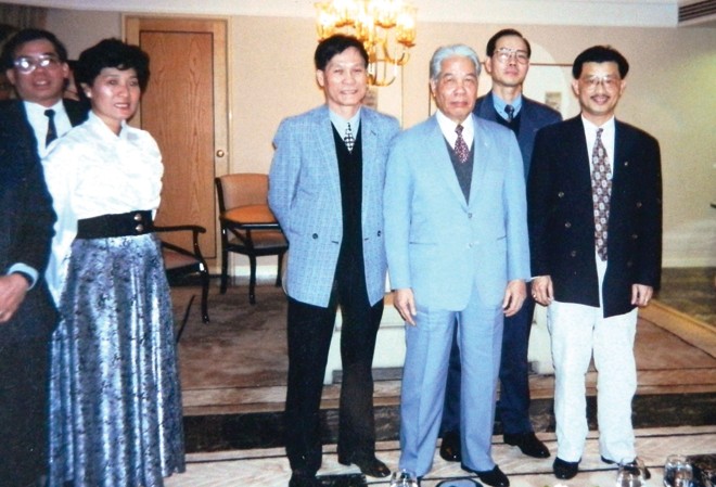 Trái tim hóa giải hận thù Ông Trần Bá Phúc (ngoài cùng bên phải) và Tổng Bí thư Ðỗ Mười.