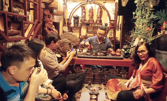 Nhọc nhằn lan tỏa hương trà Việt Nguyễn Cao Sơn trình diễn trà tại Cao Sơn trà thất đãi khách. Ảnh: L.A.