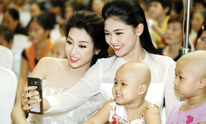 Vẻ đẹp của yêu thương Hoa hậu Mỹ Linh, Á hậu Thanh Tú với các cháu bệnh máu Viện Huyết học và Truyền máu Trung ương trong Trung thu vừa qua. Ảnh: Hồng Vĩnh.