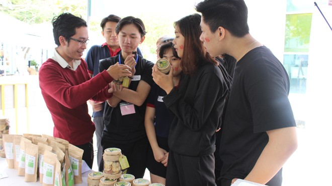Khởi nghiệp “xanh” Những món ăn từ dế của Demeater thu hút sự quan tâm của đông đảo bạn trẻ. Ảnh: Giang Thanh.