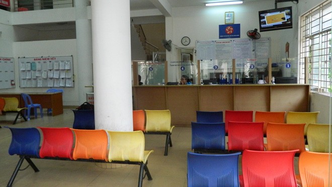 Ngày đầu làm việc sau kỳ nghỉ Tết: Không họp mặt, chúc tụng rình rang Tại phòng tiếp nhận và trả hồ sơ thuộc UBND phường 3, quận Bình Thạnh (ảnh chụp vào lúc 15h30 chiều 2/2).
