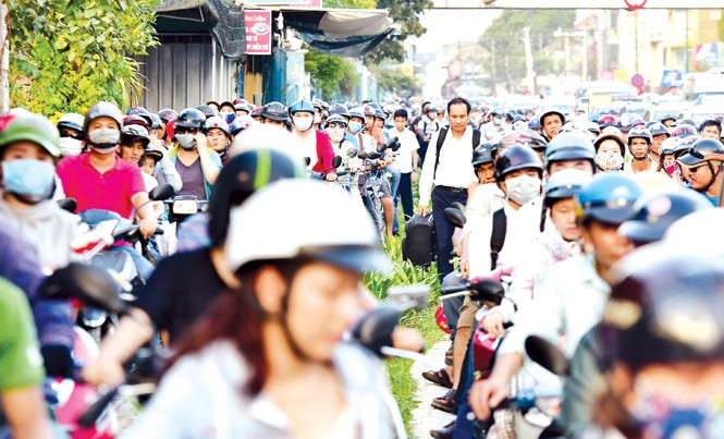 Ráo riết giải vây cho Tân Sơn Nhất Hành khách xách va ly vào sân bay Tân Sơn Nhất phải len lỏi trong dòng xe kẹt cứng. Nguồn: Zing.