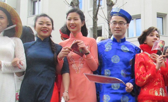Diễu hành đón tết ở Paris 13 Người Việt trong lễ diễu hành.