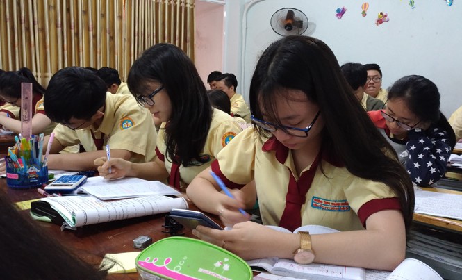 Tăng tốc ôn thi THPT Quốc gia Học sinh THPT Thành Nhân, quận Tân Phú đang gấp rút ôn tập, chuẩn bị cho kỳ thi THPT Quốc gia sắp tới. Ảnh: Nguyễn Dũng.