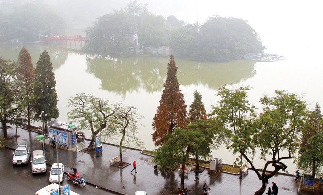 Cẩn trọng khi nạo vét hồ Gươm Cơ quan chức năng Hà Nội đang xây dựng kế hoạch nạo vét toàn bộ lớp bùn dưới đáy và xử lý nước hồ Gươm. Ảnh: Nhật Minh.
