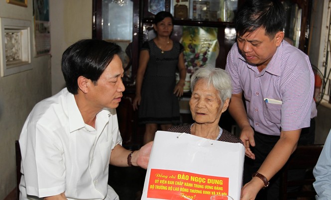 Bộ trưởng Đào Ngọc Dung: Chúng ta nợ dân mãi sao được Bộ trưởng LĐ-TB&XH Đào Ngọc Dung thăm, tặng quà Mẹ Việt Nam anh hùng Đoàn Thị Thanh tại xã Triệu Lăng, Triệu Phong, Quảng Trị. Ảnh: TG.