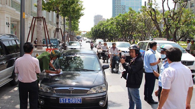 Đậu trên vỉa hè, xe công của Phó chủ tịch quận cũng bị phạt Hàng loạt xe biển xanh đậu trên vỉa hè bị lập biên bản xử phạt.