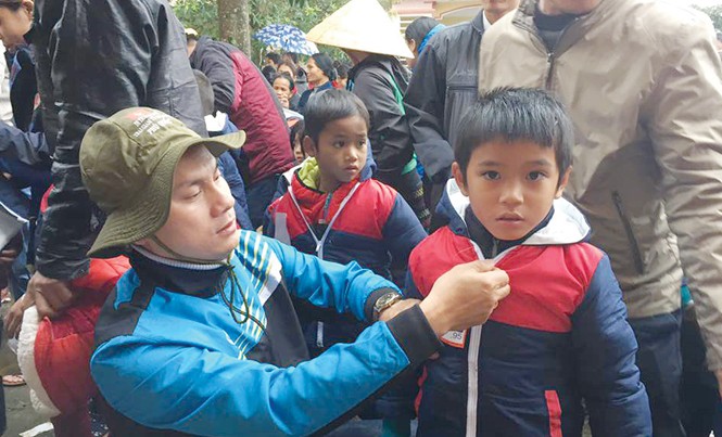 Thầy Tuấn ở Trường Sơn Thầy Phạm Minh Tuấn tặng áo ấm cho học trò rẻo cao Hướng Hóa. Ảnh: H.T.