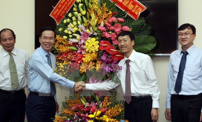 Ông Võ Văn Thưởng đánh giá cao công tác phòng dịch của Viện Pasteur Trưởng Ban Tuyên giáo Trung ương Võ Văn Thưởng đến thăm, chúc mừng tập thể lãnh đạo, thầy thuốc, nhân viên y tế Viện Pasteur TPHCM. Ảnh: TTXVN.