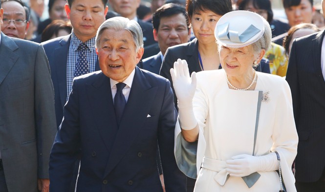 Gặp cháu cụ Phan, Nhật hoàng nhắn nhủ về lịch sử Nhà vua Akihito và Hoàng hậu Michiko thăm nhà tưởng niệm Phan Bội Châu tại thành phố Huế chiều 4/3.